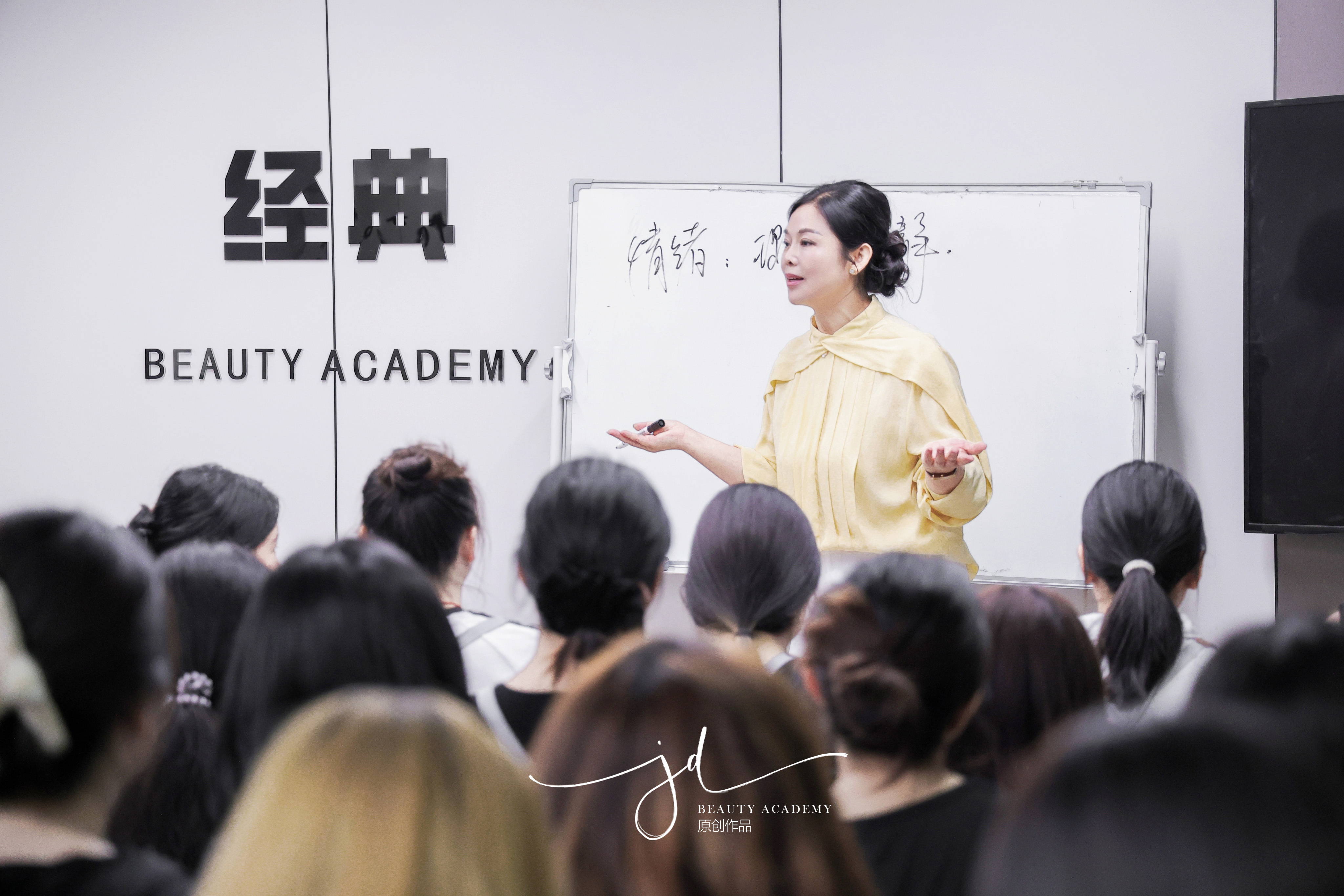 籽君校长在白板前讲解情绪管理