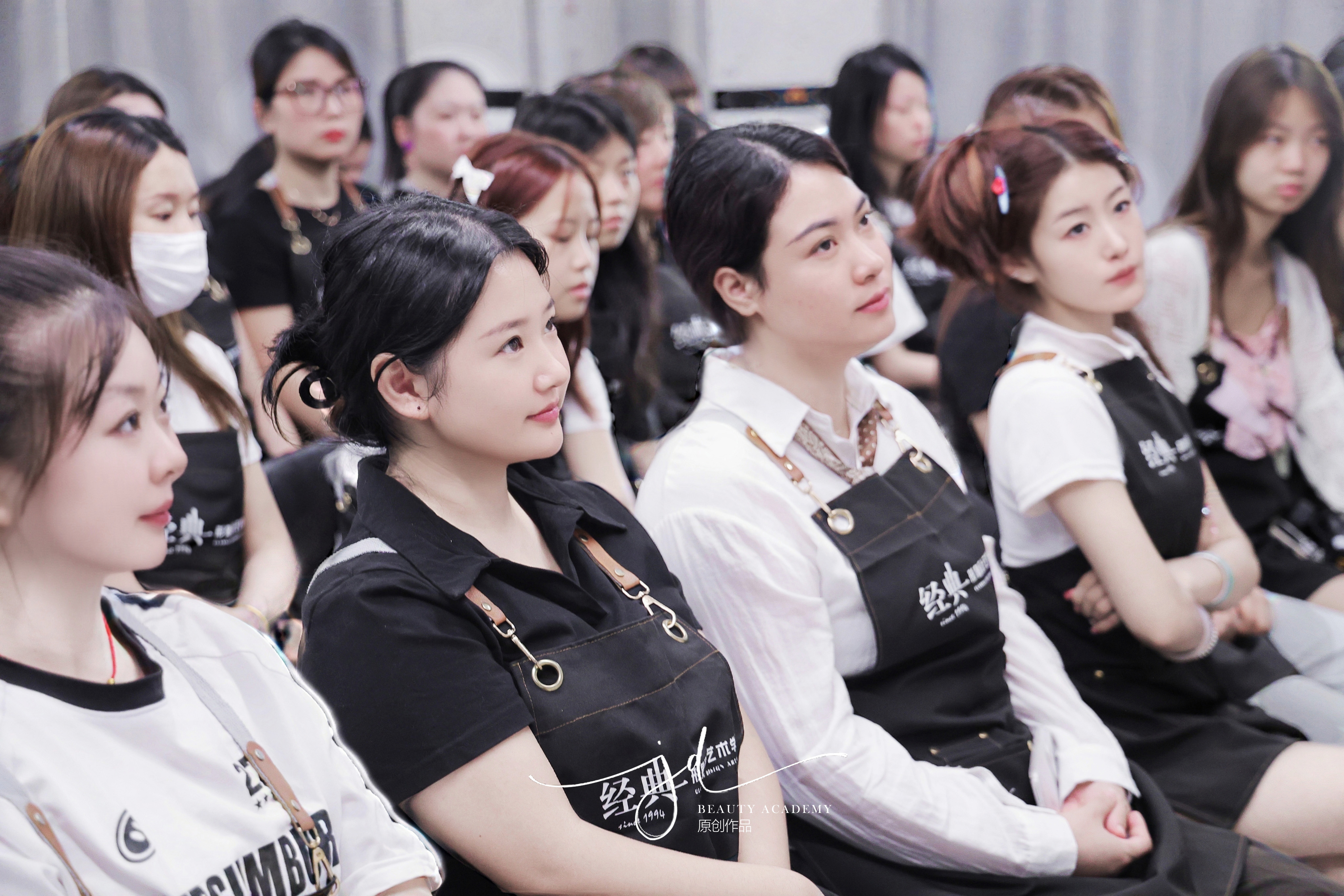 学员们专注听讲